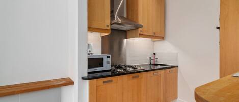 Frigorífico, microondas, horno y placa de cocina