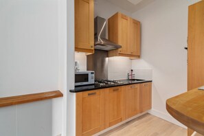 冷蔵庫、電子レンジ、オーブン、コンロ