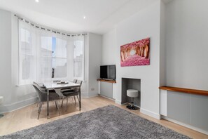 Dining - GuestReady - Beautiful Apt in Clapham (London)