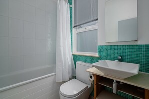 Bathtub, eco-friendly toiletries, hair dryer, towels - GuestReady - Beautiful Apt in Clapham (London)