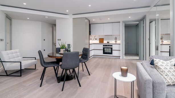 A modern living room with a dining area, a kitchen, and a sofa. - GuestReady - 2BR Luxury Flat in Central London (London)