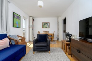Flat-screen TV, books - GuestReady Essential - Penthouse Vibes in Peckham (London)