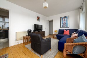 TV de tela plana, livros