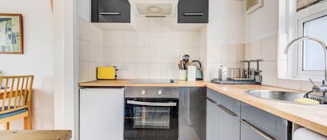 Een koelkast, een microgolfoven, een oven, een kookplaat
