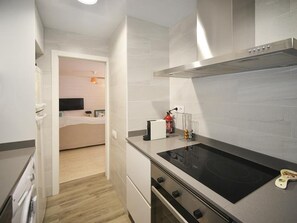 Kühlschrank, Mikrowelle, Ofen, Geschirrspüler