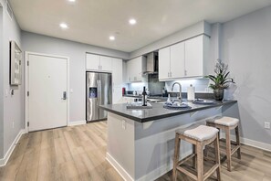 Fridge, microwave, stovetop, dishwasher - Modern Irvine Condo w/ Pool - 7 Mi to Beach! (Irvine)