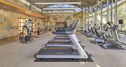 Modern Irvine Condo w/ Pool - 7 Mi to Beach!