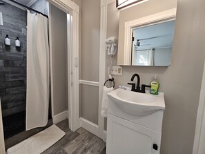 Dusche, Haartrockner, Handtücher, Seife