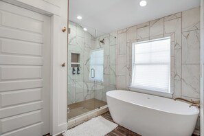Bathtub, towels