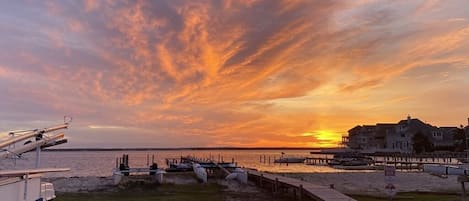 在海灘附近、沙灘巾