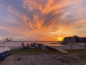 Nær stranden og strandhåndklær