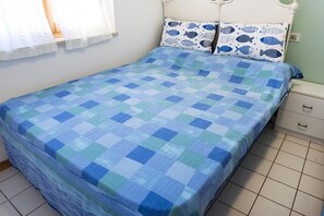 1 bedroom, bed sheets
