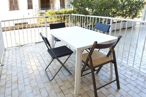 Outdoor dining - M295 - Marcelli, two-room apartment 200 meters from the sea (Marcelli)