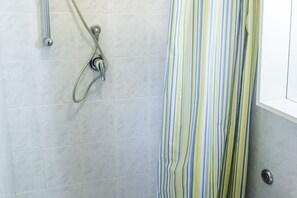 Shower, towels - M295 - Marcelli, two-room apartment 200 meters from the sea (Marcelli)