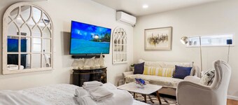 SJ Downtown Private Guess House with Gated Parking Room7