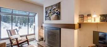 33SW - WiFi - Fireplace - Amenities - Sleeps 4
