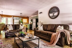 Smart TV, fireplace, video games, books - *Private* 5BR Cabin-2 Min to Parkway-Pet Friendly (Pigeon Forge)