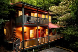 Exterior - *Private* 5BR Cabin-2 Min to Parkway-Pet Friendly (Pigeon Forge)