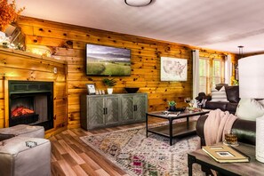 Smart TV, fireplace, video games, books - *Private* 5BR Cabin-2 Min to Parkway-Pet Friendly (Pigeon Forge)