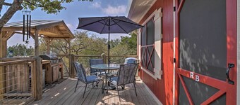 Kerrville Converted Barn Tiny Home w/ Kayaks!