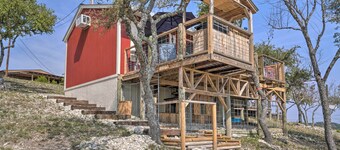 Kerrville Converted Barn Tiny Home w/ Kayaks!