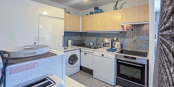 Een koelkast, een microgolfoven, een oven, een kookplaat