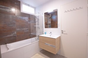 Badewanne, Haartrockner, Handtücher, Toilettenpapier