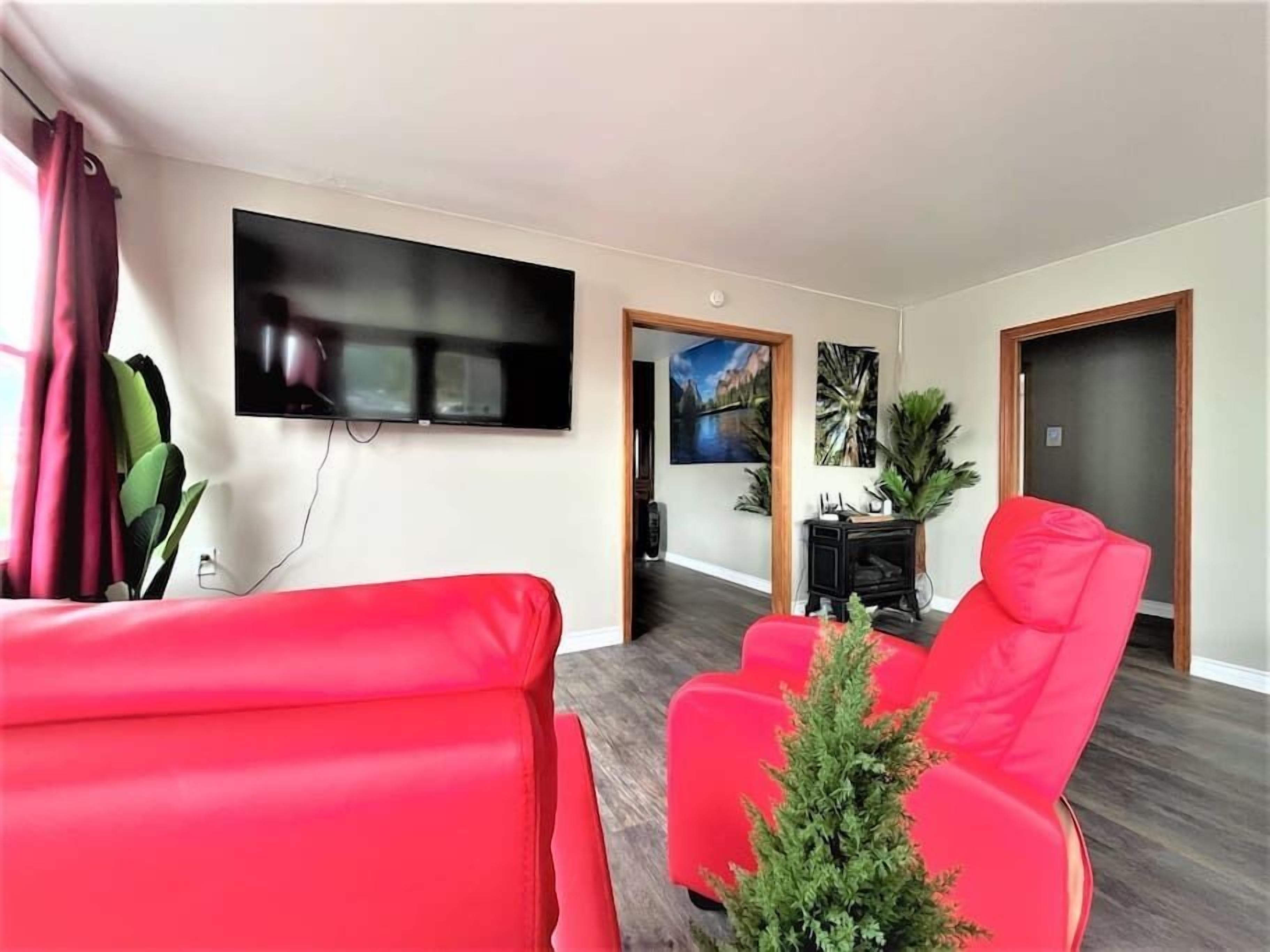 The #RedwoodSkyWalk Retreat @ Sequoia Park Zoo: 4BD, Pool Table, Game Room, Kiva, Gas Grill