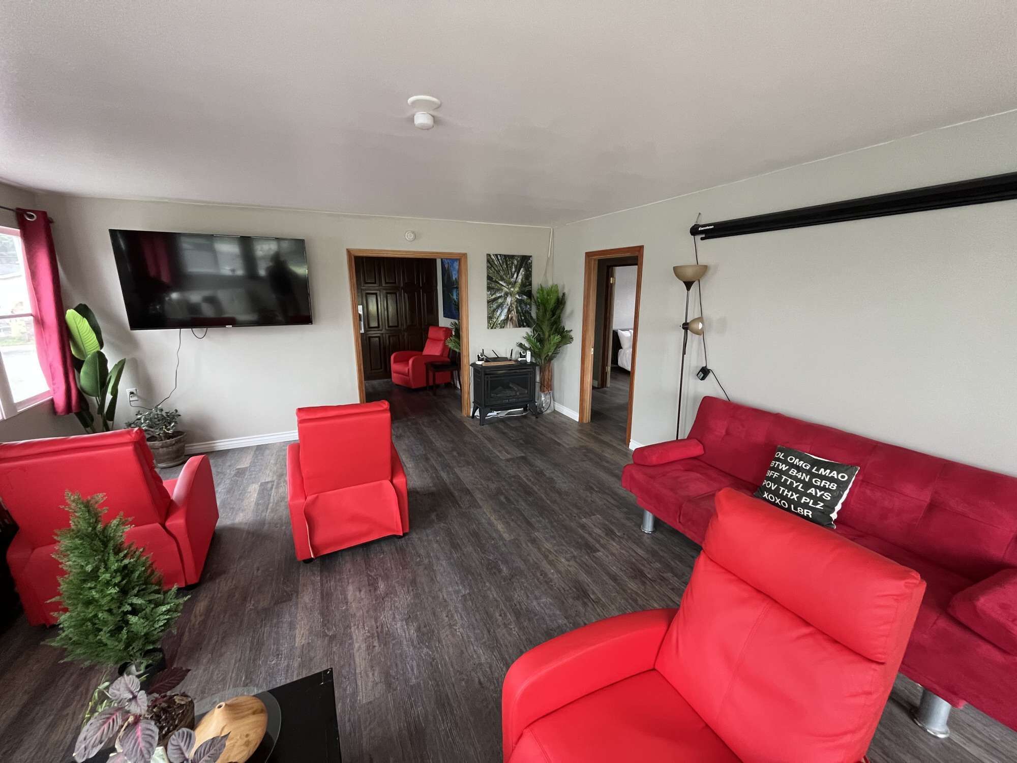 The #RedwoodSkyWalk Retreat @ Sequoia Park Zoo: 4BD, Pool Table, Game Room, Kiva, Gas Grill