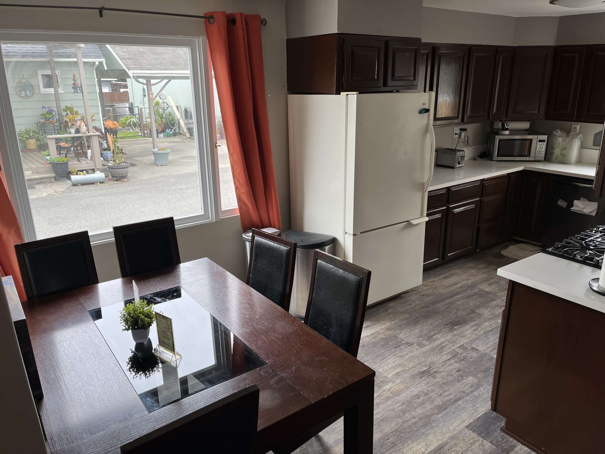 The #RedwoodSkyWalk Retreat @ Sequoia Park Zoo: 4BD, Pool Table, Game Room, Kiva, Gas Grill