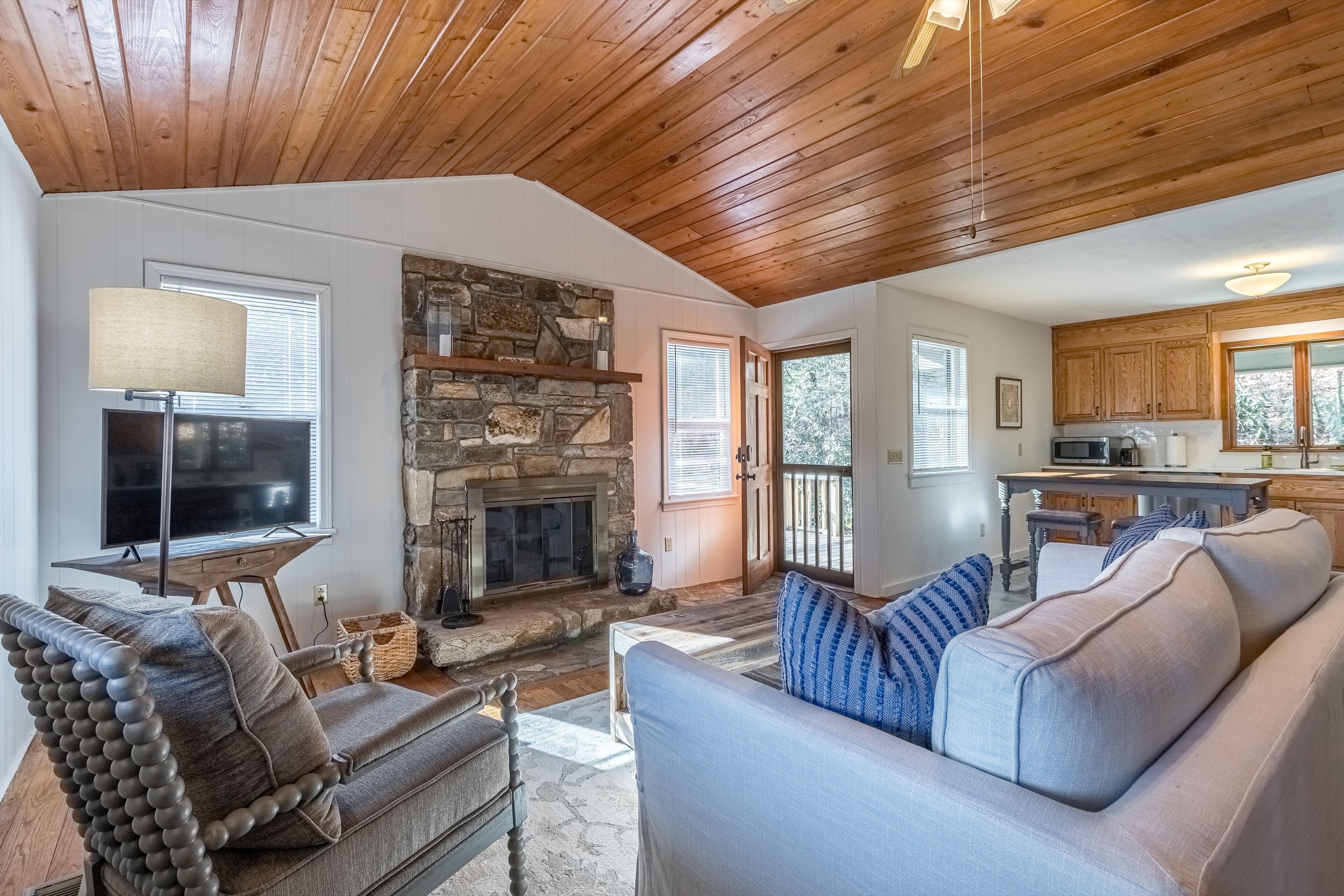 Hilltop Hideaway- Cozy Cabin w/ Fireplace, Private Deck/Yard, Family Friendly!