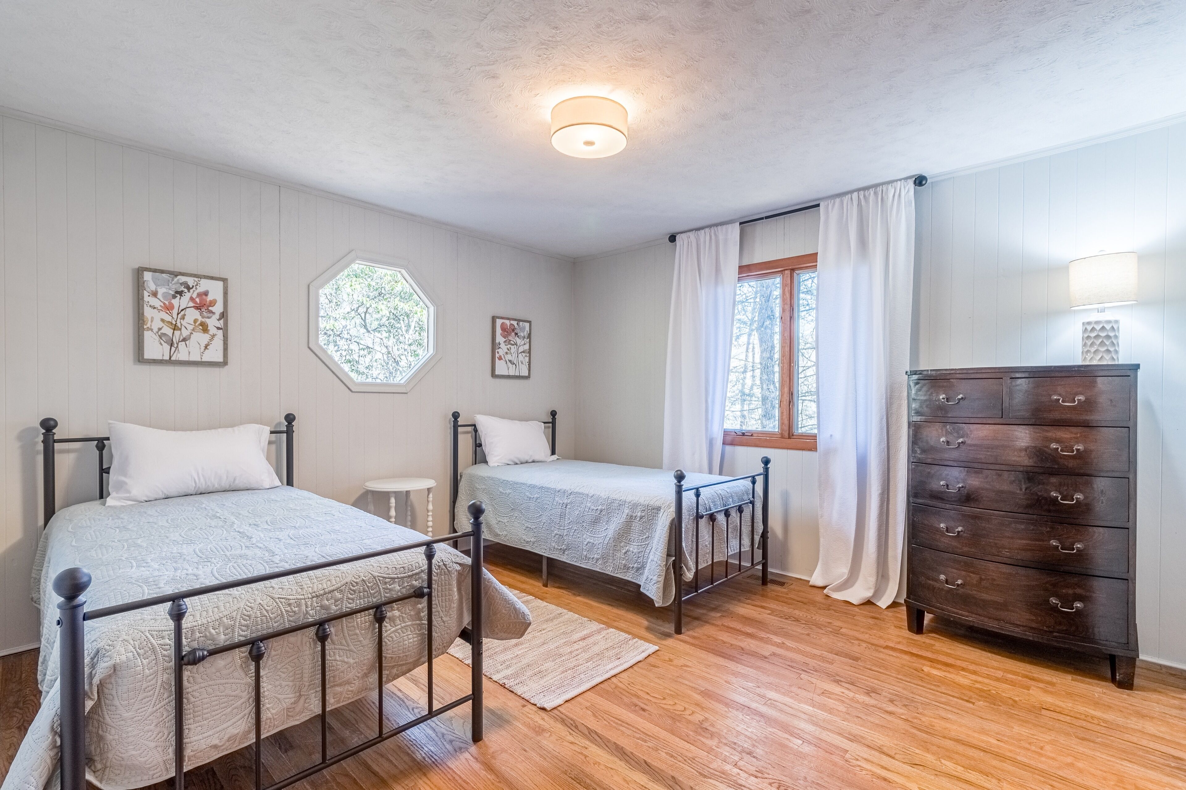 Hilltop Hideaway- Cozy Cabin w/ Fireplace, Private Deck/Yard, Family Friendly!