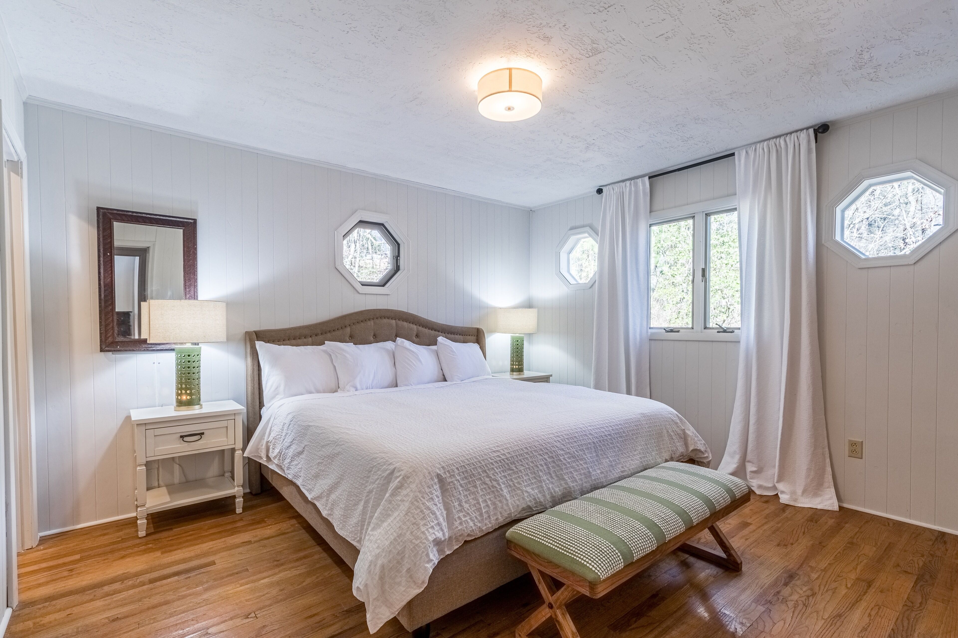 Hilltop Hideaway- Cozy Cabin w/ Fireplace, Private Deck/Yard, Family Friendly!