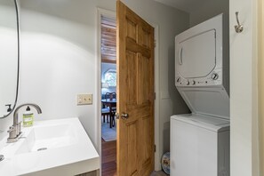 Ensemble baignoire-douche, séchoir à cheveux, serviettes fournies, savon