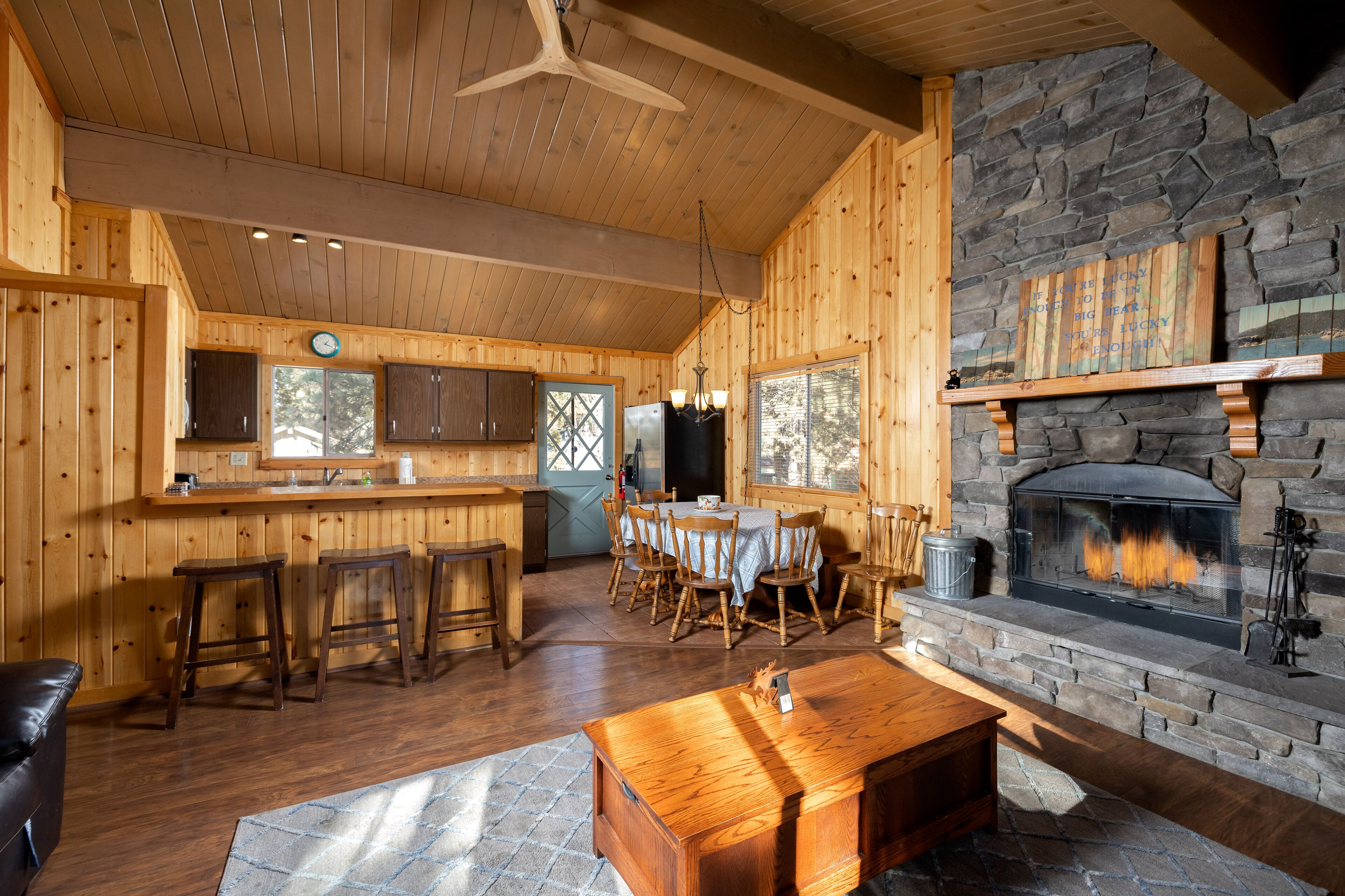 BayView Retreat. Spa. BBQ with Views. Walk to the Lake. Backyard the Family Will Enjoy & Game Room.