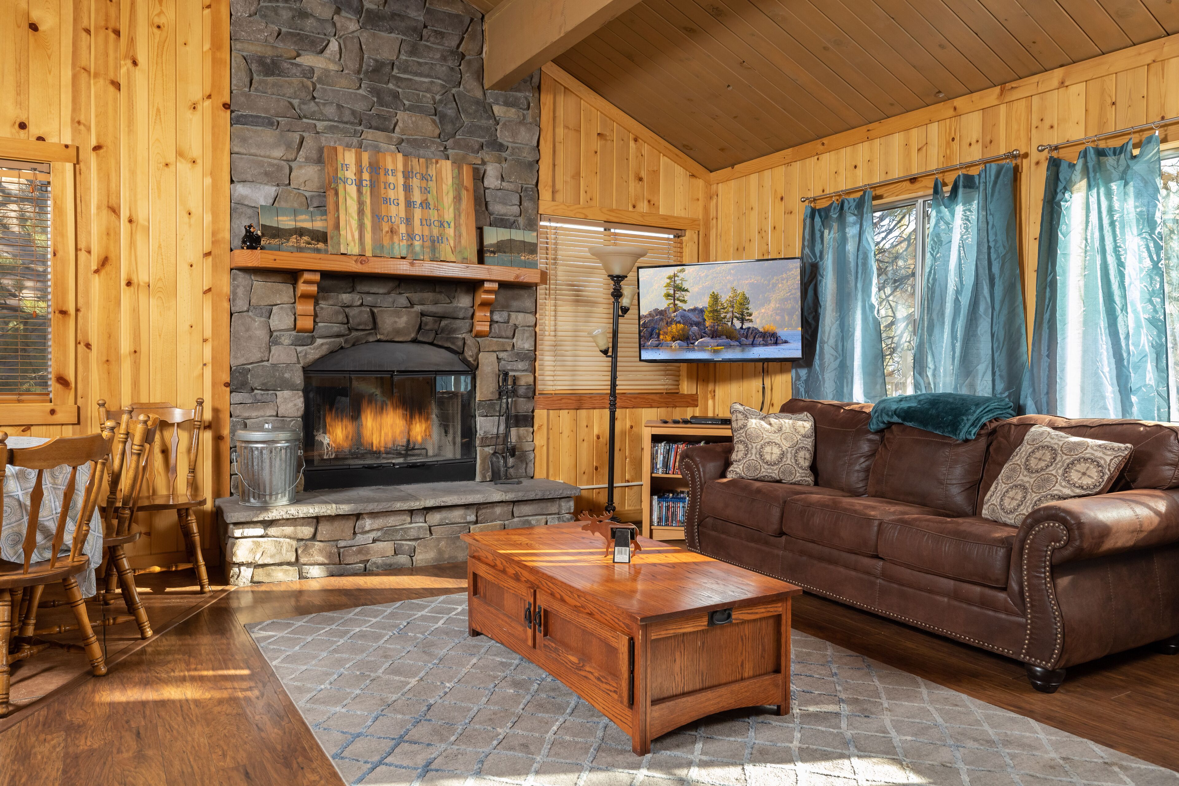 BayView Retreat. Spa. BBQ with Views. Walk to the Lake. Backyard the Family Will Enjoy & Game Room.