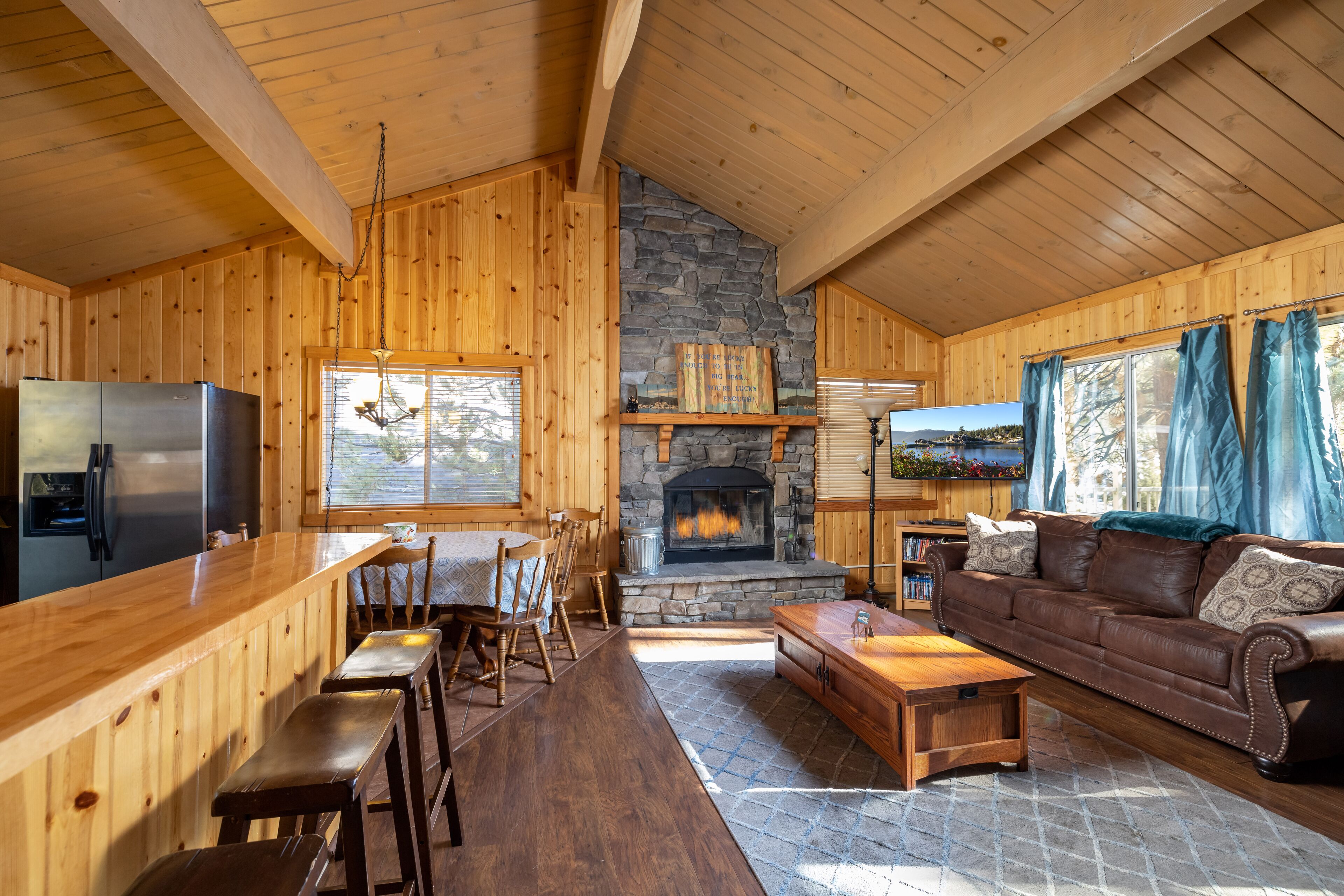 BayView Retreat. Spa. BBQ with Views. Walk to the Lake. Backyard the Family Will Enjoy & Game Room.