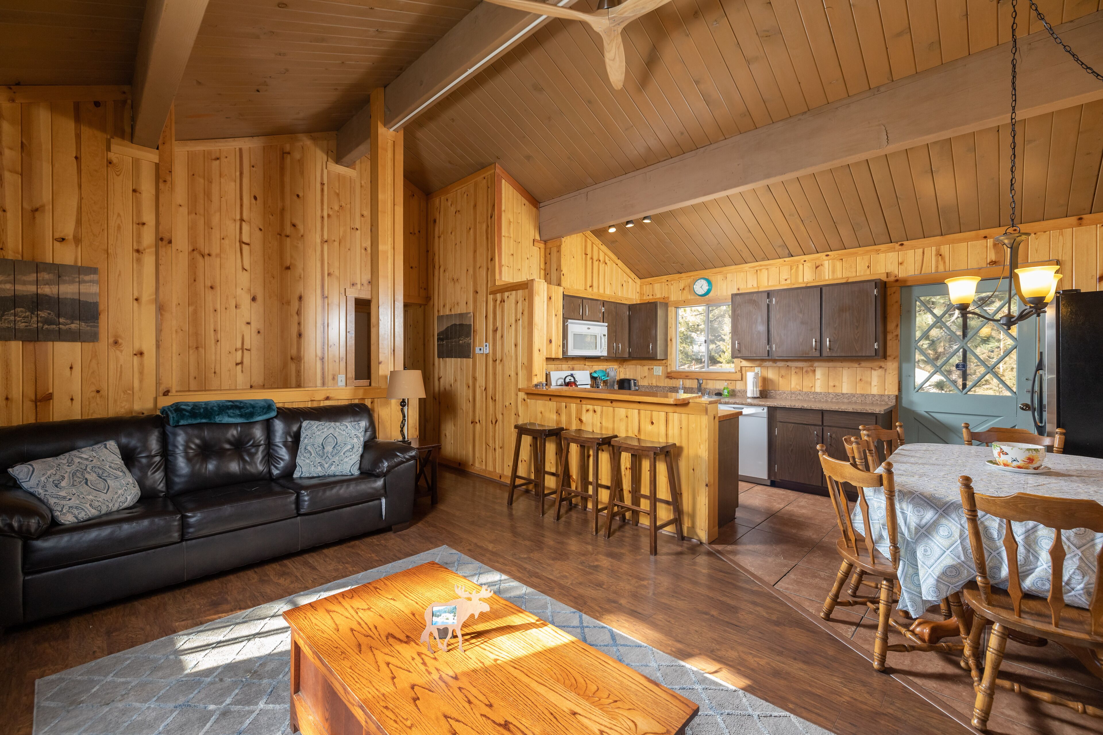 BayView Retreat. Spa. BBQ with Views. Walk to the Lake. Backyard the Family Will Enjoy & Game Room.