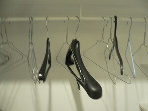Varios estantes con zapatos de diferentes tipos colgados.