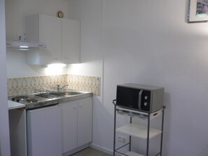 Réfrigérateur, micro-ondes, plaque de cuisson, cafetière/bouilloire
