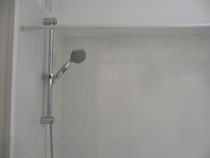 Douche, serviettes fournies, papier toilette