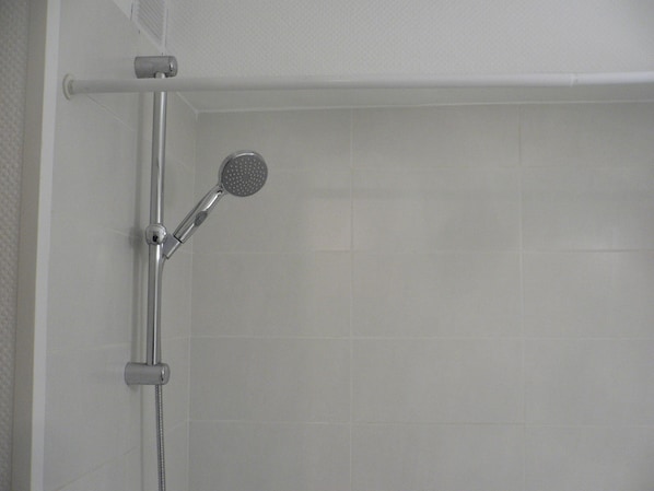 Regadera, toallas, papel de baño 