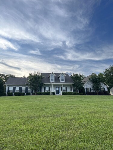 4BR Lakeside Villa. Minutes from Ole Miss campus and The Square