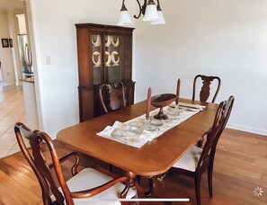 Dining - 4BR Lakeside Villa. Minutes from Ole Miss campus and The Square (Oxford)