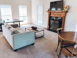 Smart TV, fireplace, ping pong, books - 4BR Lakeside Villa. Minutes from Ole Miss campus and The Square (Oxford)