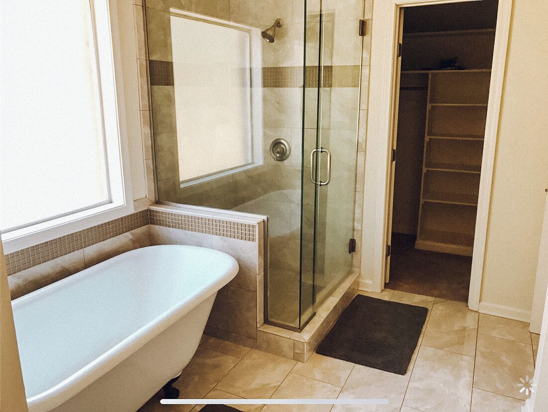Combined shower/bathtub, hair dryer, towels, shampoo