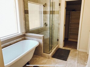 Combined shower/bathtub, hair dryer, towels, shampoo - 4BR Lakeside Villa. Minutes from Ole Miss campus and The Square (Oxford)
