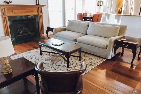 TV connectée, cheminée, table de tennis de table, livres