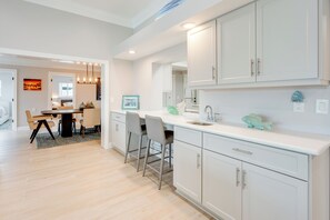 Refrigerador, microondas, parrilla de estufa y lavavajillas 