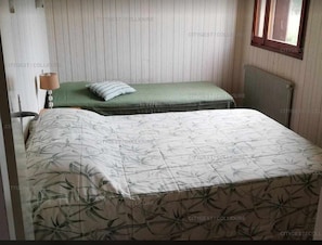 1 chambre, fer et planche à repasser